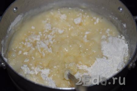Осторожно, чтобы не обжечься, непрерывно перемешивая ложкой, замешиваем заварное тесто, провариваем, перемешивая, 3-4 минуты. Постепенно тесто начнёт густеть.
