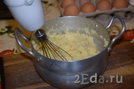 Добавленное в тесто яйцо смешиваем с тестом при помощи миксера. Как только тесто становится однородным, добавляем следующее яйцо и продолжаем взбивать тесто миксером. Добавляя по одному все яйца, замешиваем миксером заварное тесто.