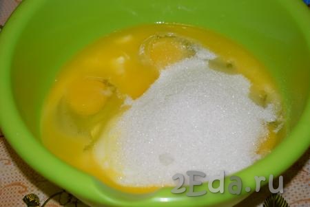 Добавляем сахар и ванильный сахар, тщательно перемешиваем с помощью вилки до однородности.