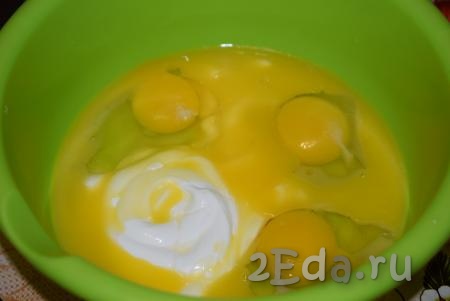 К теплому растопленному маслу добавляем сметану и яйца.