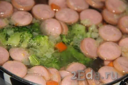 Когда картошка будет практически готова, добавить брокколи и обжаренный лук в суп с сосисками.