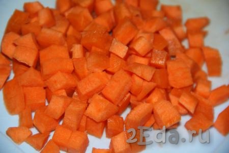 Морковь нарезать на кубики. По желанию, можно натереть морковь на тёрке.