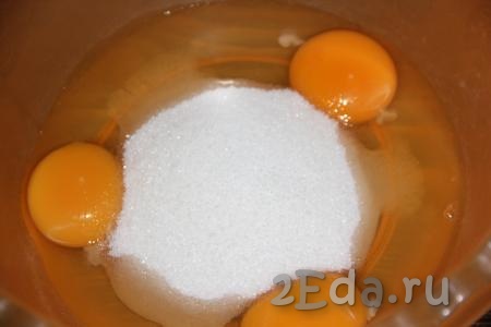 Соединить в глубокой миске яйца, сахар и ванильный сахар.