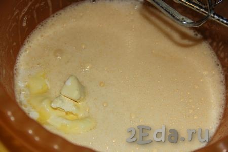 Затем добавить молоко и растопленное не горячее сливочное масло, взбить миксером до однородности.