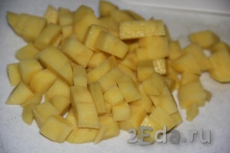 Картошку, морковь и лук очистить. Картофель нарезать на кубики или брусочки.
