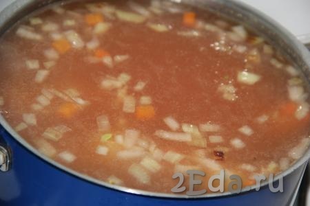 В суп с фрикадельками добавить консервированную фасоль вместе с томатным соусом и обжаренный лук, посолить по вкусу и, по желанию, всыпать специи. Варить суп с момента закипания 5-7 минут, а затем снять с огня, и, накрыв крышкой, дать настояться минут 10-15.