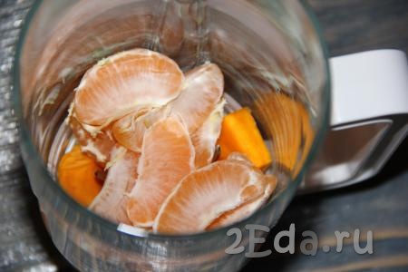 В чашу блендера выложить кусочки запеченной тыквы и дольки мандаринов.