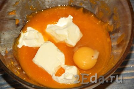 К тыквенному пюре с сахаром добавить яйцо и размягченное сливочное масло, нарезанное на кусочки.