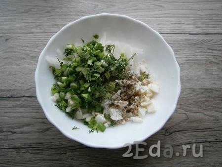 В салат из редьки и яиц добавить измельченный зеленый лук и укроп, поперчить.