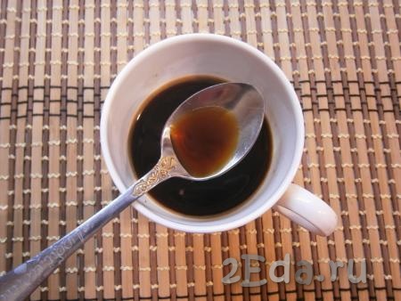 Первым делом нужно сварить кофе. Обычно 25 грамм свежемолотого кофе заливается 125 мл воды и доводится до кипения. Снимается с плиты, остужается 30 секунд и снова доводится до кипения. Так поступить нужно еще 2 раза, дать осадку опуститься, а кофе слить в чашку. Готовить кофе можно в турке или небольшом ковшике. Сваренный кофе остудить.