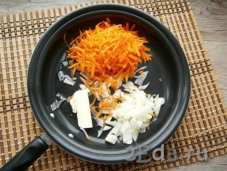 Морковь, чеснок и лук очистить. Морковку, натертую на крупной терке, и мелко нарезанный лук выложить в сковороду, добавить растительное и сливочное масло.