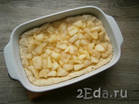 Поместить форму в разогретую до 180 градусов духовку на 20 минут. Затем выложить в форму яблочную начинку, разровнять.