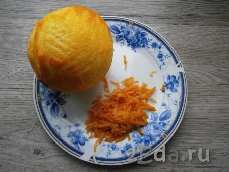 Для приготовления соуса с апельсина снять цедру.