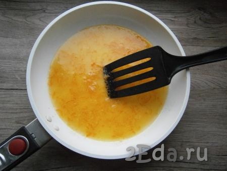Далее добавить в сковороду цедру и сок апельсина, перемешать, проварить соус с момента закипания на среднем огне 2-3 минуты.