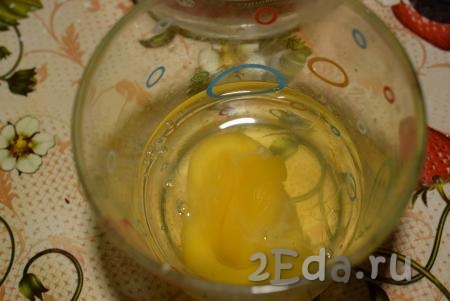 Далее в стакан объемом 250 мл вбиваем яйцо, добавляем уксус и доливаем прохладную кипяченую воду до верха стакана.