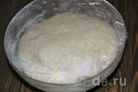 Оставить тесто в миске, накрыть пищевой плёнкой и поставить в тепло на 1,5 часа. Тесто хорошо увеличится в объёме.
