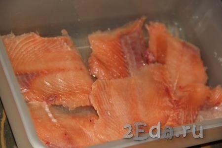Затем острым ножом срезаем тонкие ломтики рыбы и выкладываем их в лоток, равномерно присаливая каждый слой. На 1 килограмм горбуши потребуется 1 столовая ложка соли с горкой.