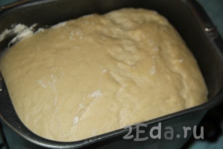 Я готовила тесто в хлебопечке, для этого нужно влить в ведёрко хлебопечки тёплое молоко, не горячее растопленное сливочное масло, куриное яйцо, добавить сахар и ванильный сахар, затем всыпать муку, дрожжи и щепотку соли. Выставить режим хлебопечки "Замес теста" (в моей хлебопечке тесто замешивается за 1 час 30 минут). Если будете готовить тесто вручную, тогда сухие дрожжи нужно растворить в тёплом молоке (температура молока не более 40 градусов), затем добавить растопленное тёплое сливочное масло и яйцо, всыпать сахар и ванильный сахар. В жидкую массу добавить муку и соль, замесить мягкое, приятное в работе тесто. Оставить для подхода тесто в миске в тёплом месте на 1,5 часа (чтобы тесто не заветрилось, накройте миску полотенцем). Тесто увеличится в два-три раза.