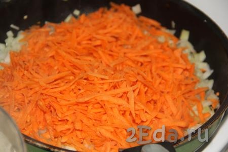 Когда лук станет мягким, добавить к нему натертую морковь.