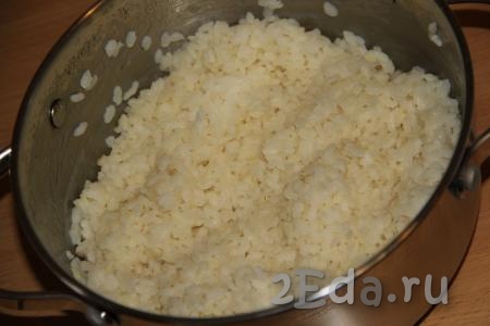 Для начала нужно сварить рис для суши, для этого рис нужно хорошо промыть, выложить в кастрюлю и залить водой комнатной температуры в соотношении 1:2 (1 часть риса и 2 части воды). Поставить на огонь, довести до кипения, затем убавить огонь и варить под крышкой до полного испарения жидкости (обычно рис варится 15-20 минут). В готовый рис, по желанию, добавить рисовый уксус и перемешать. Остудить рис, накрыв кастрюлю полотенцем.