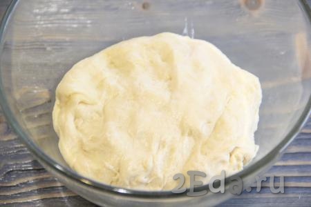  Замесить мягкое и очень нежное тесто. Оставить тесто в глубокой миске и накрыть её пищевой плёнкой. 