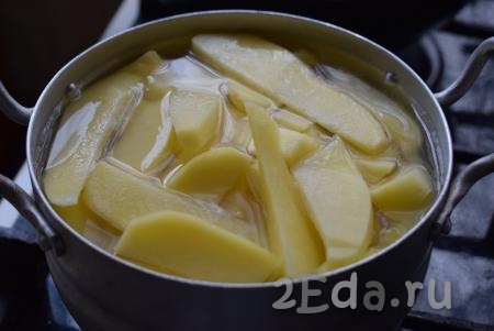 Для начала очистим картофель и лук, промоем овощи под проточной водой. Далее нарезаем картофель на крупные кусочки и кладем в кастрюлю с холодной водой. Варим картофель до момента закипания на сильном огне.