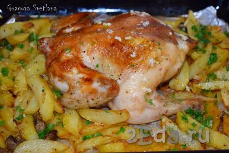 Курица, запеченная целиком с картофелем в духовке
