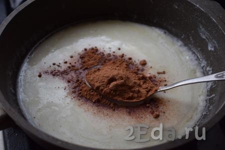 После закипания добавим какао и перемешаем массу до получения однородной глазури.