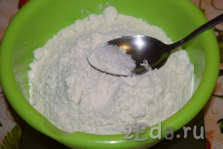 В миску просеем муку и добавим соль.