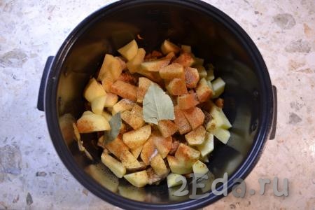 Затем добавить в чашу нарезанный довольно крупными кубиками (или кусочками) картофель, всыпать соль, специи, чесночный перец и паприку, добавить лавровый лист, перемешать. 