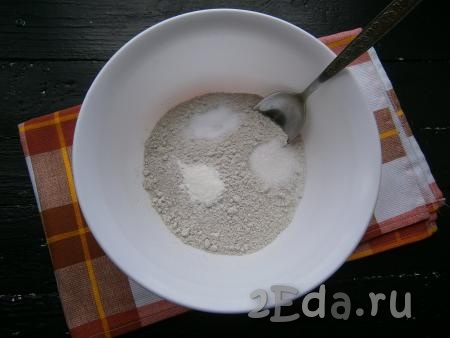 К ржаной муке добавить соль, сахар и разрыхлитель.