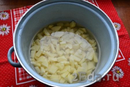 Картофель очистить, нарезать произвольными небольшими кусочками в кастрюлю, влить 3 литра воды, поставить на огонь. Довести картофель до кипения, воду посолить, огонь убавить и варить 20-25 минут.