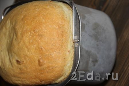 Готовый хлеб слегка остудить, а затем достать из ведёрка.
