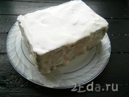 Поместить форму с тортом из печенья с творожным кремом в морозилку на 1 час, после чего аккуратно, проведя ножом по краям, торт перевернуть на блюдо. Бумагу убрать, а верх и бока смазать оставленным кремом.