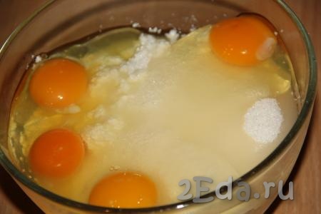 Затем добавить яйца.