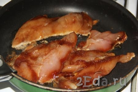 Затем обжарить кусочки филе на раскалённой сковороде без добавления масла. Филе готовится в течение 2-3 минут с каждой стороны на среднем огне.