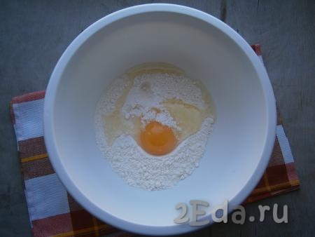 Для приготовления теста в муку добавить сырое яйцо, всыпать соль.