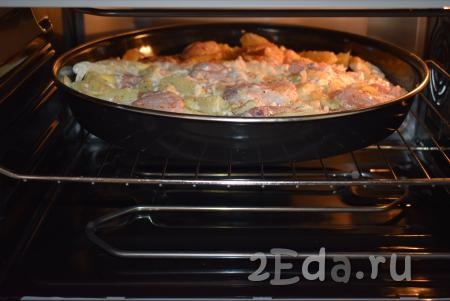 Отправляем форму с куриной грудкой и картофелем в разогретую духовку и запекаем при температуре 190 градусов, примерно, 50-60 минут.