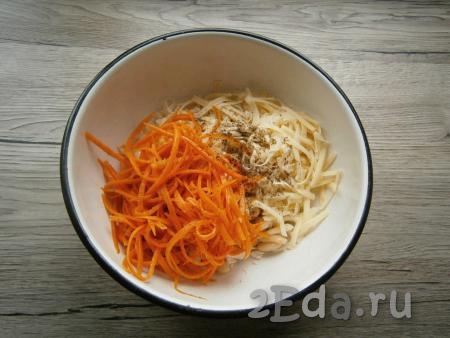В салат из курицы, сыра и фасоли выложить корейскую морковку, поперчить.