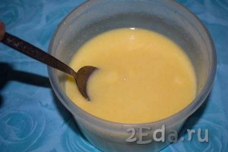 В чашу со сливочным маслом наливаем горячее молоко, перемешиваем до растворения масла, затем охлаждаем смесь до 40 градусов.