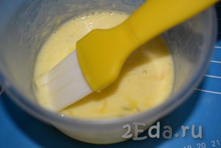 Для смазывания булочек смешиваем 1 яйцо и 2 столовые ложки молока.