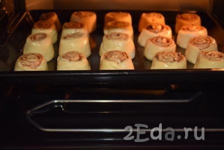 Ставим наши булочки "Синнабон" с корицей в разогретую духовку и выпекаем при температуре 180 градусов, примерно, 20-22 минуты.