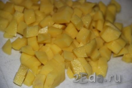 Картофель очистить и нарезать на кубики.
