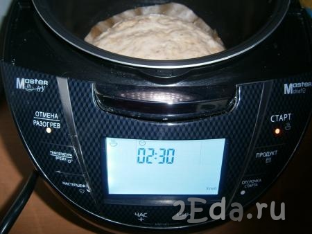 Выставить режим "Хлеб" на 2 часа 30 минут и закрыть крышку мультиварки. Режим "Хлеб" в мультиварке включает в себя и расстойку дрожжевого теста перед выпечкой, и непосредственно выпечку хлеба.