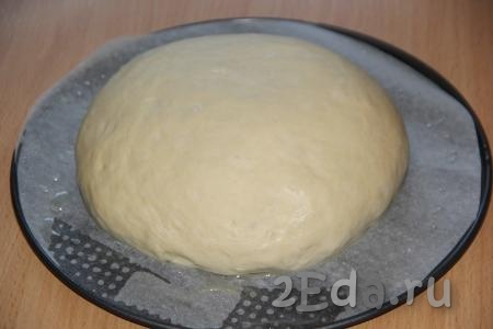 Я разделила тесто на две части (для выпечки двух буханок хлеба). Сформировать круглый хлеб (можно также сделать хлеб в форме батона). Тесто выложить на противень, застеленный пергаментом и смазанный растительным маслом, и оставить для расстойки на 30 минут под полотенцем.