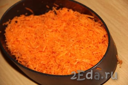 Морковь очистить, а затем натереть на мелкой тёрке. Для приготовления манника потребуется 1,5 стакана натертой моркови.