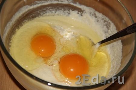 В набухшую манку добавить яйца и хорошо перемешать ложкой.