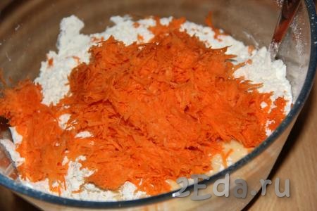 Натертую морковь отжать от сока, добавить в тесто.