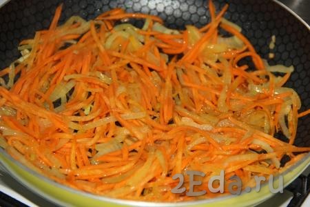 Морковку выложить на сковороду с луком и обжарить в течение 5 минут на среднем огне, помешивая. Затем огонь выключить и дать овощам остыть.