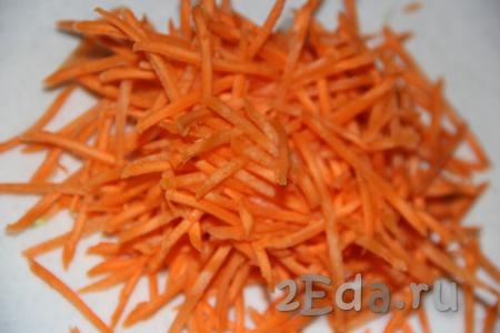 Морковь натереть (я использовала тёрку для корейской моркови).